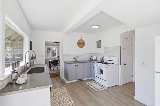 Building Photo - 3402 W Kiernan Ave