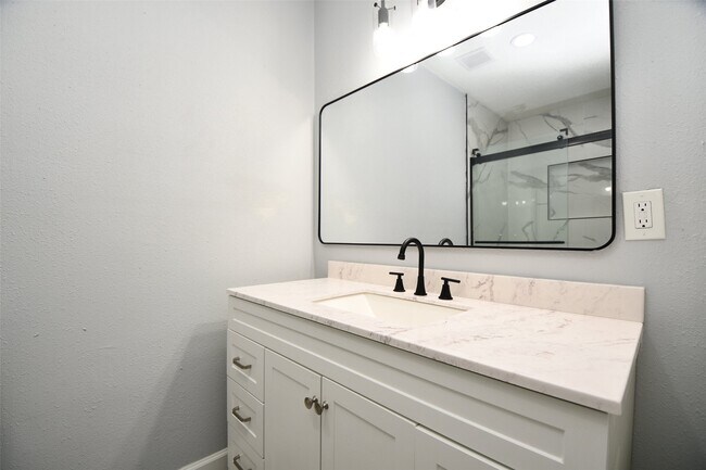 Building Photo - 5429 De Lange Ln
