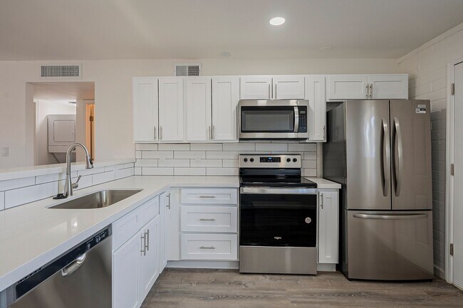 Building Photo - Fully remodeled Casita style apartment hom...