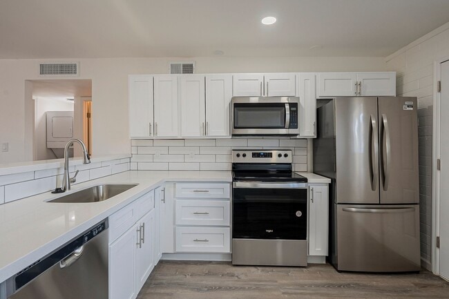 Building Photo - Renovated open floorplan