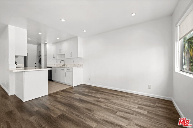 Building Photo - 136 S Palm Dr