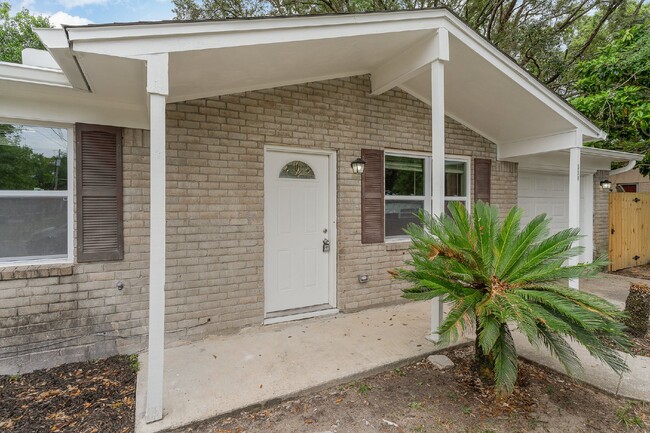 Building Photo - "Spacious 4-Bedroom, 2-Bath Home with Fenc...