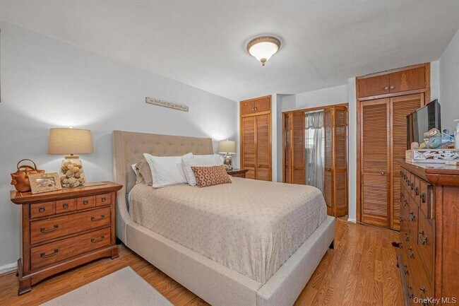 Building Photo - 2433 Young Ave