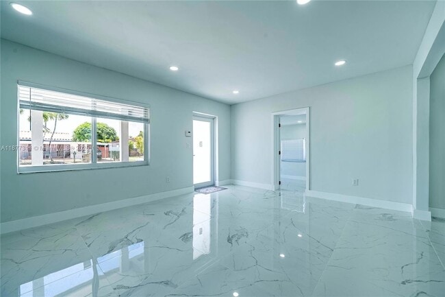 Building Photo - 921 NW 30th Ct