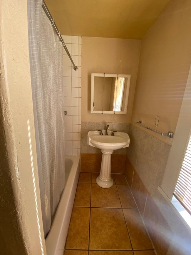 Building Photo - 2 bedroom, 1 bathroom house, fenced yard, ...