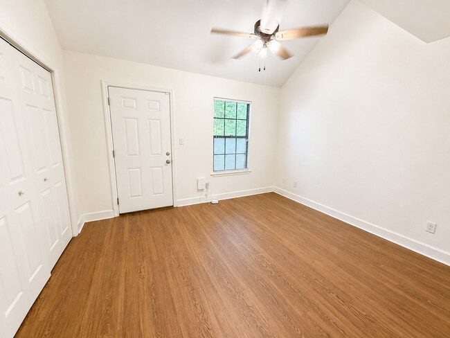 Building Photo - 948 S Lipona Rd