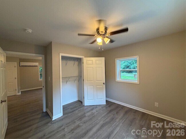 Building Photo - 2621 E Greenbriar Rd