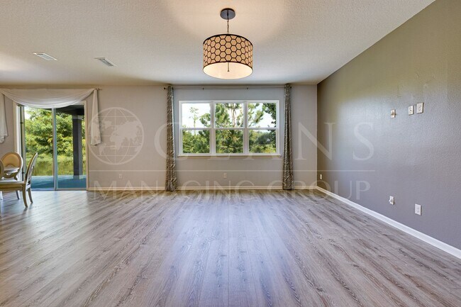 Building Photo - Spacious 4 Bedroom Home with Loft – Prime ...