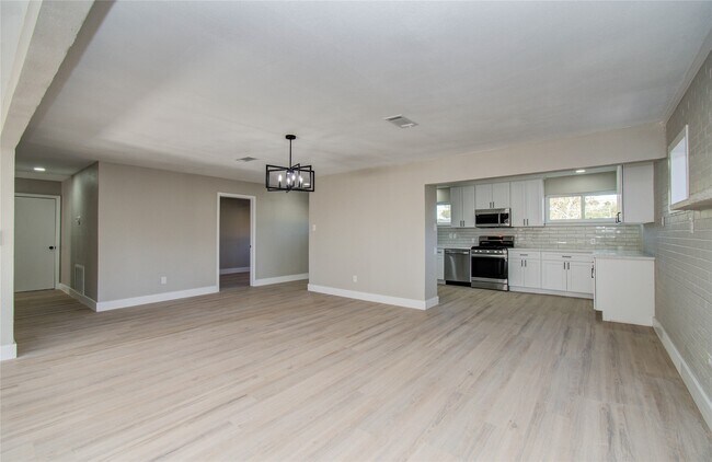 Building Photo - 7918 Bayside Dr