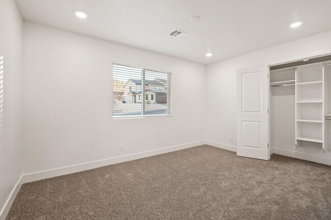 Building Photo - Beautiful 4 bedroom, 3.5 bathroom twin home in St George!