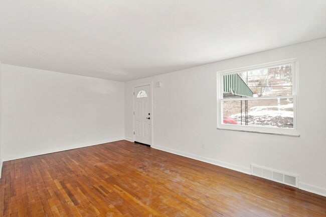 Building Photo - AVAILABLE MAY 1ST! UPDATED THROUGHOUT! 3-bedroom in Beechview!