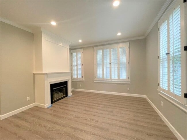 Building Photo - 5 Fella Pl