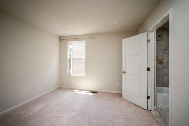 Building Photo - 2825 Dillon Dr