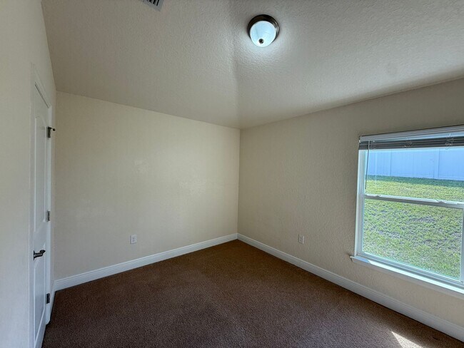 Building Photo - Three bedroom two bathroom BH Home
