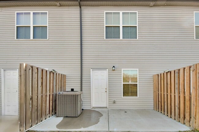 Building Photo - Two Bedroom Townhouse!