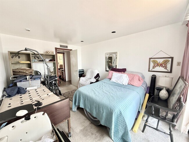 Building Photo - 2016 Main St