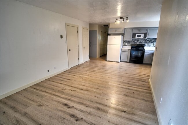 Building Photo - Heights Town Home!!!