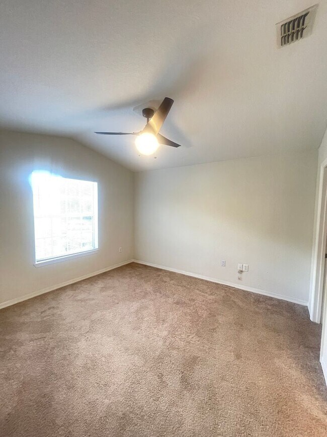 Building Photo - 1 Bedroom / 1 Bath Condo in Gated Communit...