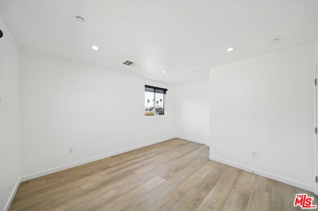 Building Photo - 837 N Harvard Blvd