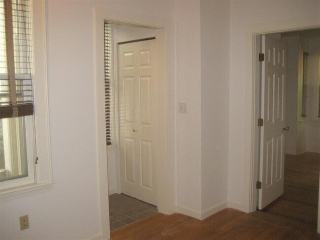 Building Photo - 339 Broadway