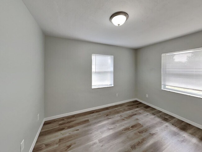 Building Photo - Charming 3-Bed Home in Spring Hill