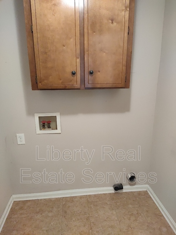 Building Photo - 734 Robin Hood Dr