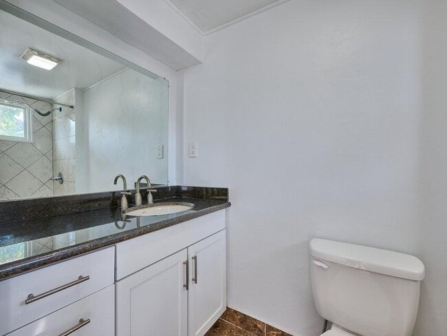 Building Photo - 2112 Longwood Rd