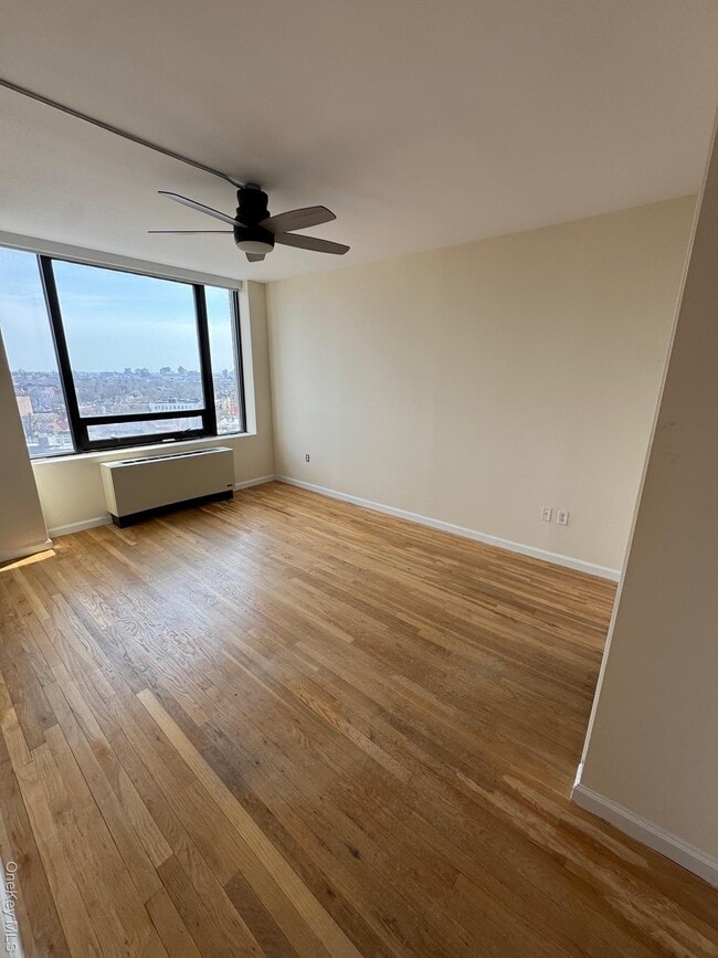 Building Photo - 116-24 Grosvenor Ln