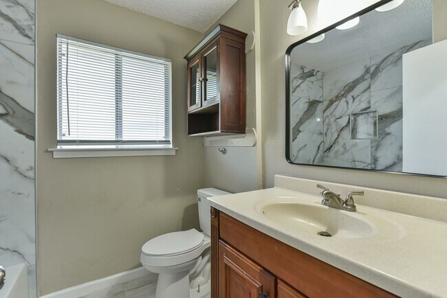 Building Photo - 1141 Royal Crest Dr