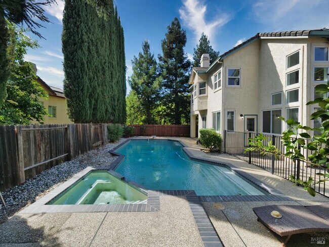 Building Photo - 3500 Crownridge Dr