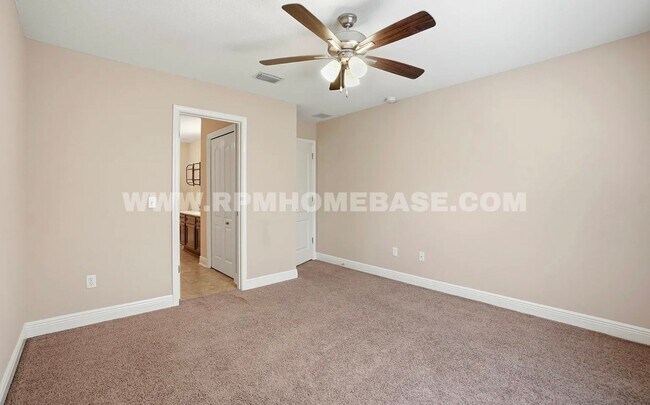 Building Photo - Contemporary 3 Bed 3 Bath Townhome Just 4 Miles from Navarre Beach
