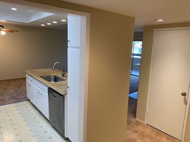 Building Photo - GREAT & SPACIOUS 2BD 2BA FOR LEASE!