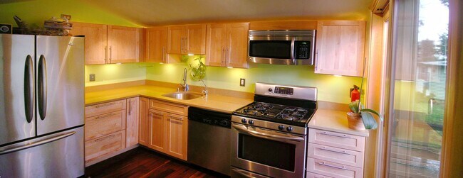 Building Photo - Adorable Private Lakefront 1 bed, 1 bath C...