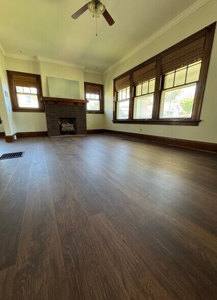 Building Photo - 702 Colima Dr