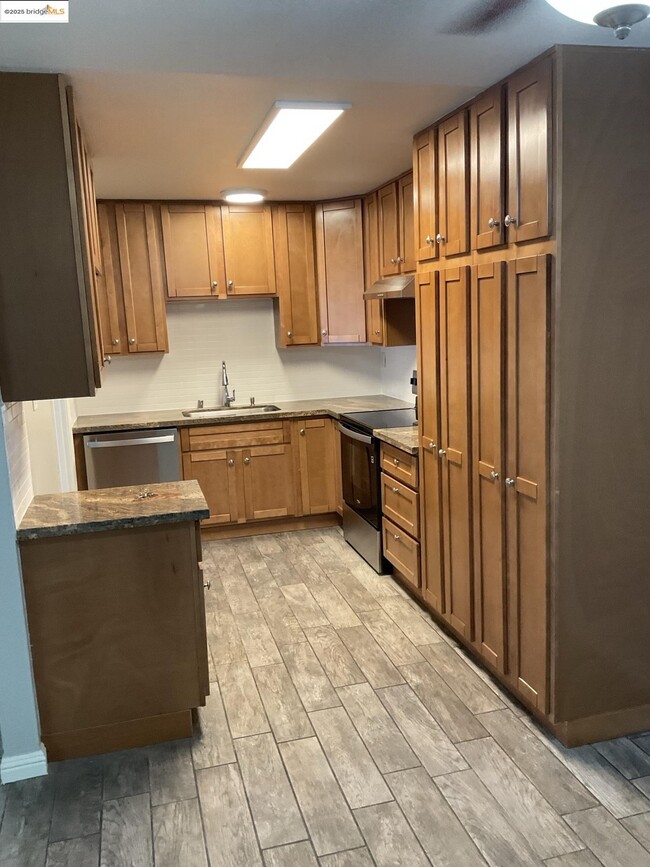 Building Photo - 223 E Trident Dr
