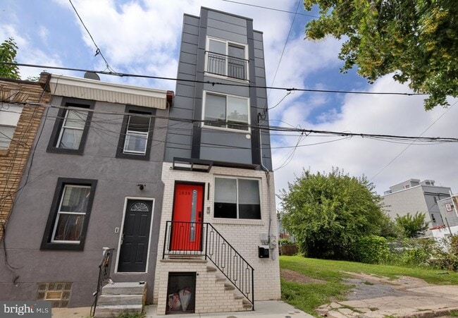 Building Photo - 1838 E Oakdale St