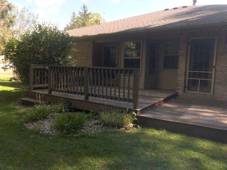 Private backyard with large deck - 6223 Cross Bend Ct
