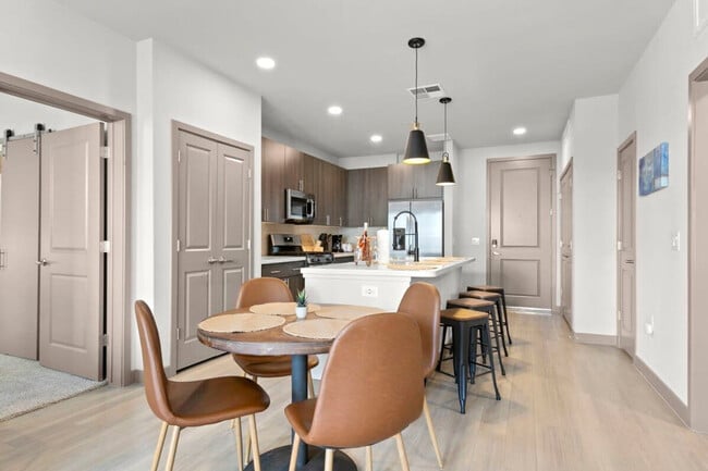 Building Photo - 390 N 2nd Ave