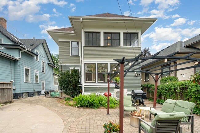 Building Photo - Spacious 4BR/2BA Single-Family Home in Mer...