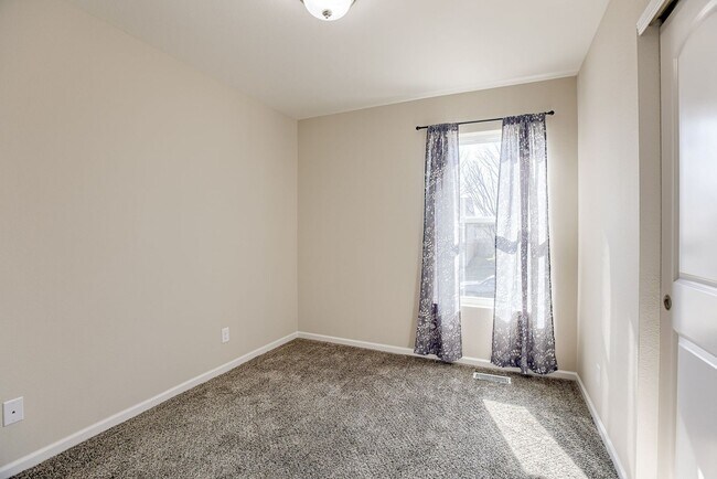 Building Photo - Bright & Spacious Elkhorn Home with Finish...