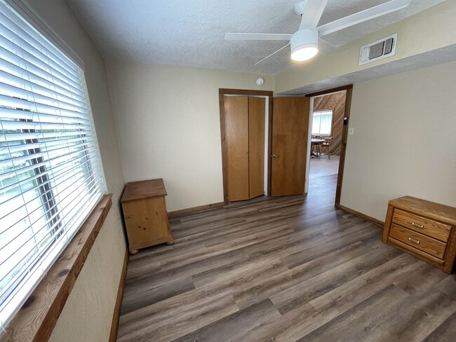 Building Photo - 405 W Lakeshore Dr