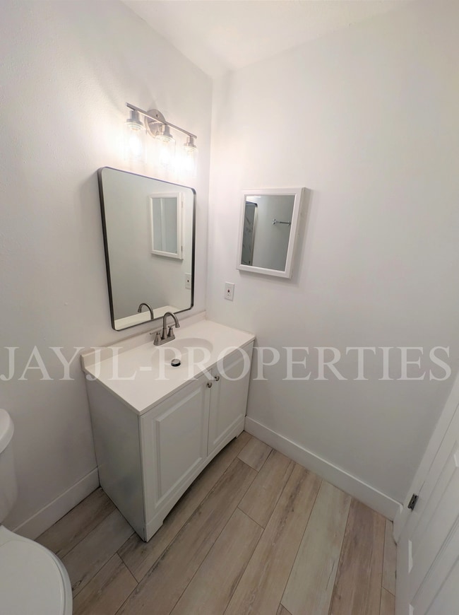 Building Photo - 1997 Bonneville Dr