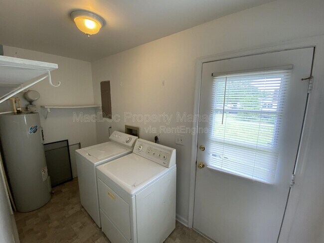 Building Photo - 1804 Sherwood Dr