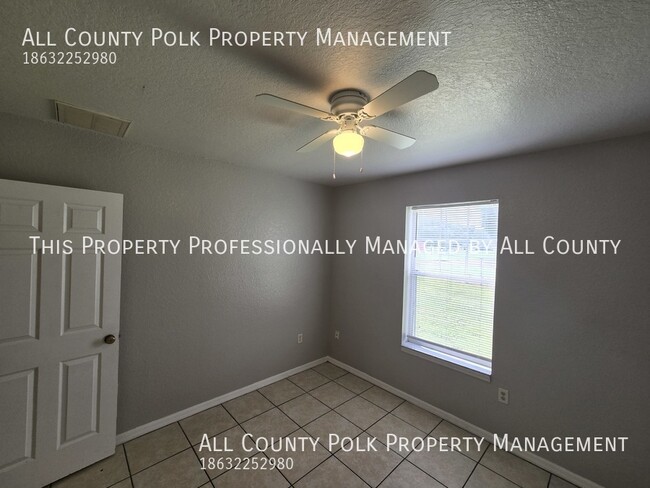 Building Photo - Fantastic 3 Bedroom Duplex - Lawn Care Inc...