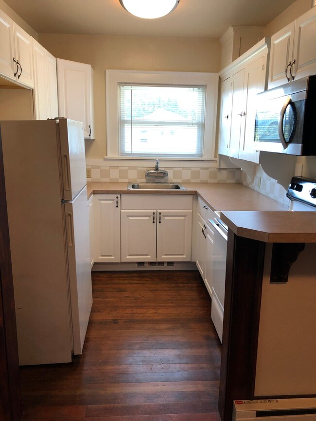 Building Photo - 1 Bedroom SW Portland / Large Backyard / E...