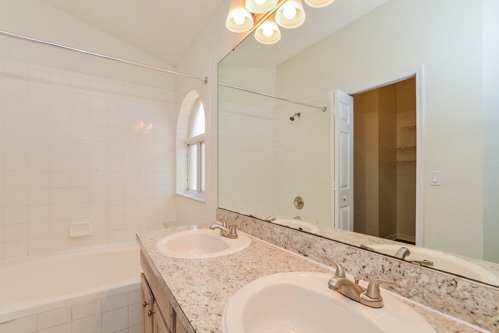 Building Photo - 996 Maple Ct