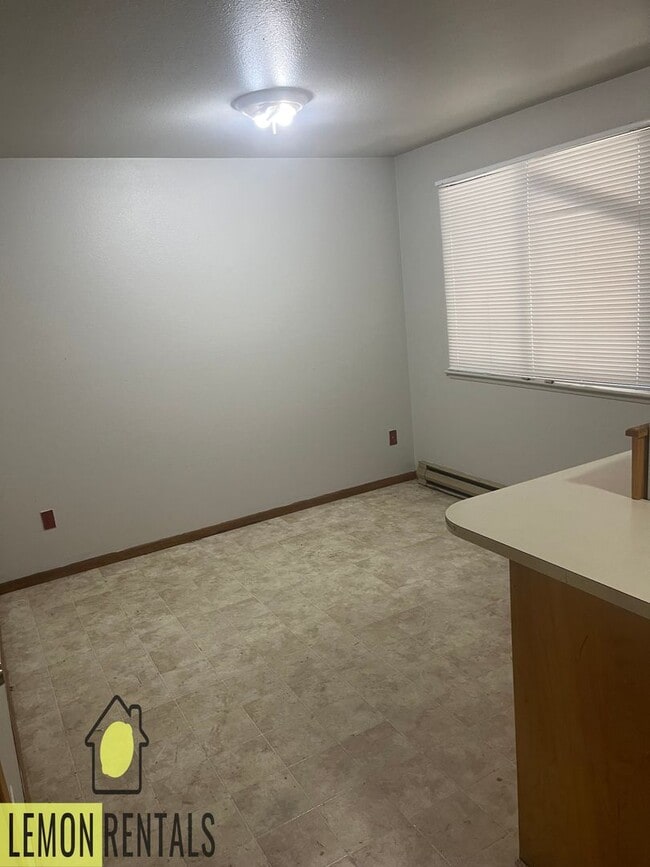 Building Photo - 3 bedroom house in Oroville $1,200/month