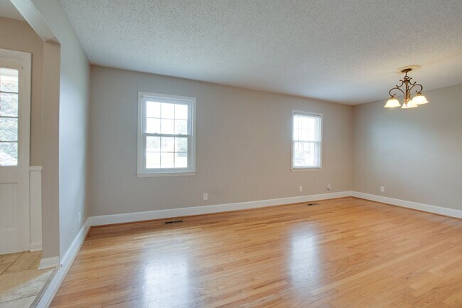 Building Photo - 2107 Edinburgh Dr SW