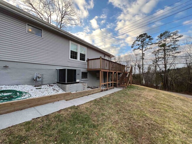 Building Photo - Charming Farragut Home with Large Fenced Yard and Wooded Access