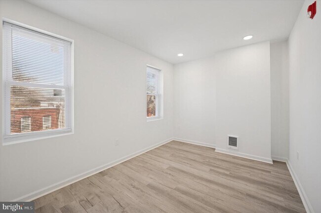 Building Photo - 4926 W Thompson St